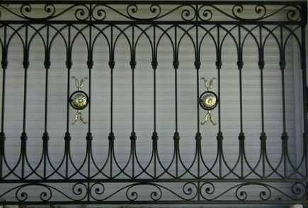 Fenêtre ou grille en fer forgé